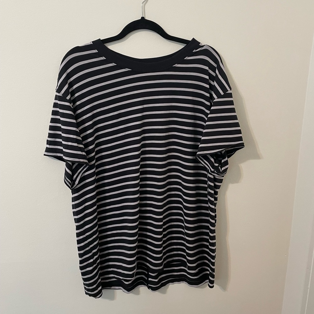 Athleta black and white striped workout top in 18